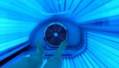 Cabines de bronzage, l’ANSES demande leur interdiction cabine bronzage uc cancer mélanome cancérigène