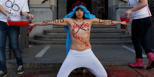 Femen manifestant contre le retour en arrire sur l'IVG en Espagne.