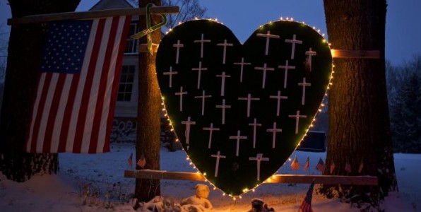 Mmorial pour le premier anniversaire de la tuerie de Sandy Hook survenue le 14 dcembre 2012.