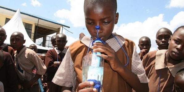 Un jeune knyan utilise la LifeStraw pour la premire fois.