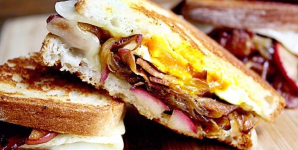 Bacon,œuf, fromage fondu, le sandwich ultra protin par excellence.