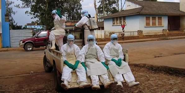 Un quipe de dcontamination dans les rues de Conakry