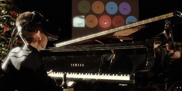 Un enfant jouant du piano avec ses yeux, lors d'un concert de dmonstration organis par Fove  Fove / Just Giving