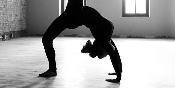 Certaines positions de Yoga tte en bas sont dconseilles aux personnes sujettes  un glaucome ou  de l'hypertension oculaire.