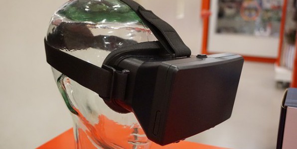 Un casque de ralit virtuelle permet d'immerger un individu dans un environnement spcifique.