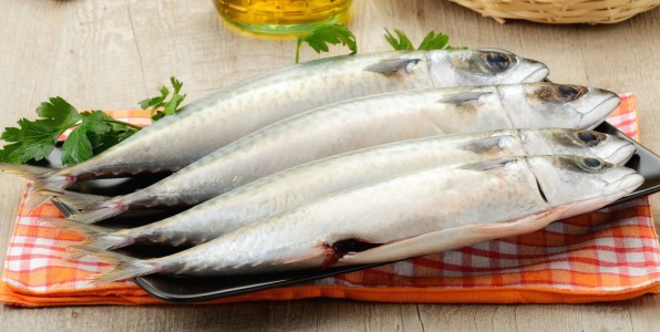 La vitamine D est prsente naturellement dans l'huile de foie de poisson entre autre.