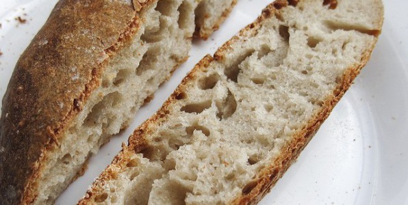 Le gluten se retrouve dans le pain.