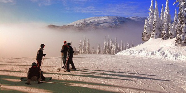 Skier dans le brouillard peut provoquer le mal de ski.
