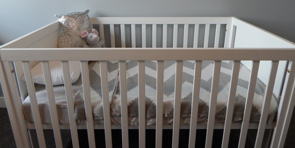 Il est dsormais conseill de mettre le lit de bb dans la chambre des parents.