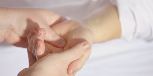 Le massage permet de rtablir le lien entre parents et enfants