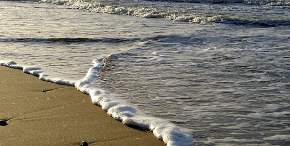 Le son du clapotis des vagues fait partie des bruits blancs.