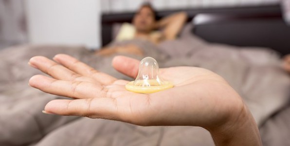 Le prservatif : une bonne protection contre la syphilis.