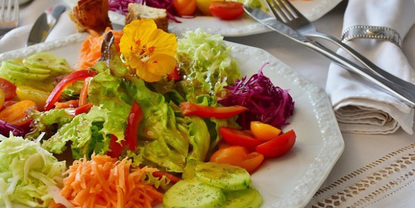 En priode de canicule, il est conseill de manger des fruits et lgumes, lgers et riches en eau.