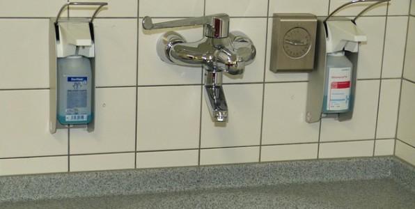 Une bactérie résistante se répand dans les hôpitaux On trouve de nombreuses bactéries résistantes en milieu hospitalier.