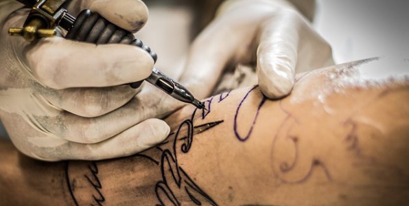 Risques liés aux résidus métalliques d’aiguilles de tatouage Tatouage et aiguille