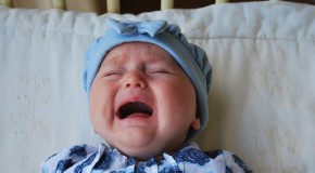 pleurs b�b� parents enfants cerveau alt�ration souplesse cognitive conflits cognitifs
